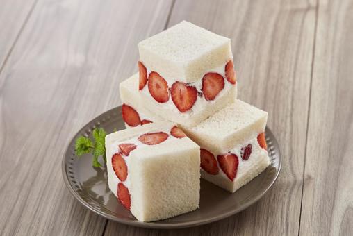 苺 生クリーム キューブサンド 苺 生クリーム キューブサンド キューブサンド,イチゴ,フルーツサンドの写真素材