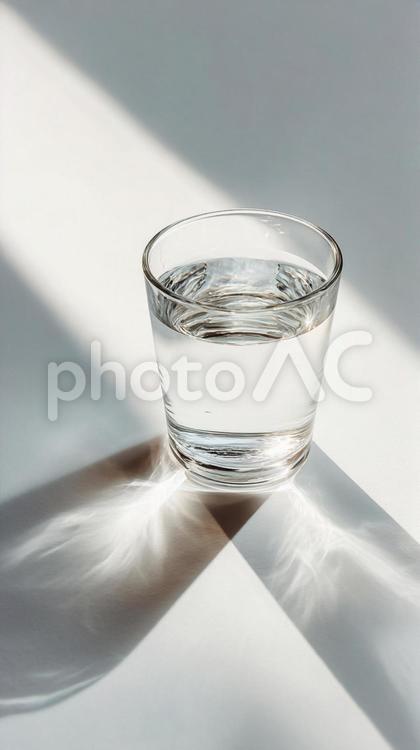 光と影が織りなす、透明な水が入ったグラス 水,グラス,透明の写真素材