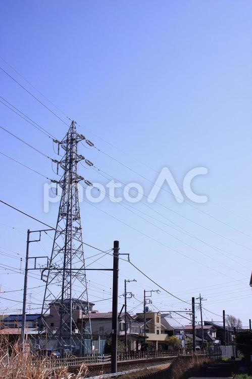 日本の鉄道沿線と鉄塔のある風景 鉄塔,電線,高圧電線の写真素材