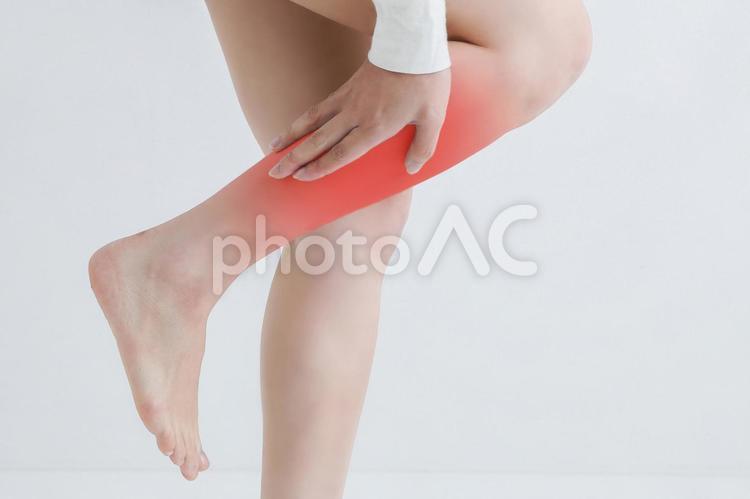 ふくらはぎが痛い人 怪我,ふくらはぎ,筋肉痛の写真素材