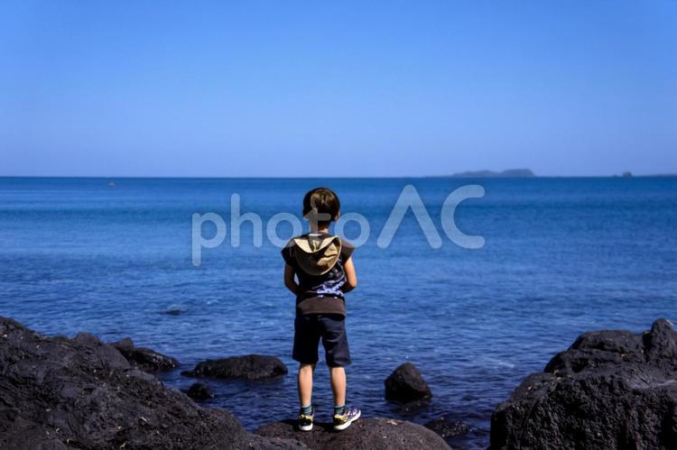 ＜素材＞海岸へ磯遊びにきている小学生 子供,青空,海の写真素材