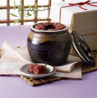 梅干し 梅干し 梅干し,甕,壺の写真素材