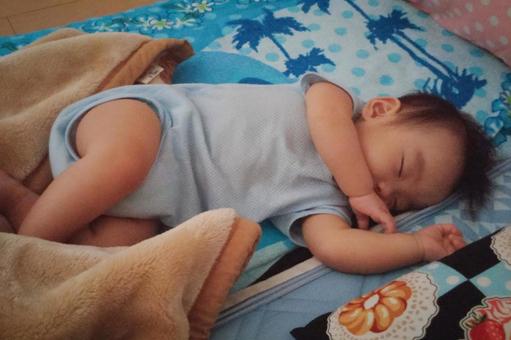 <素材>お布団でお昼寝中の赤ちゃん <素材>お布団でお昼寝中の赤ちゃんの写真