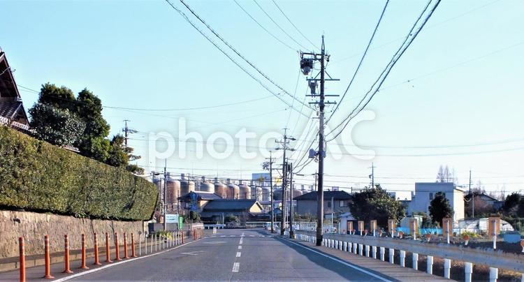 ビール工場が見える遠い街の風景 工場,ビール工場,タンクの写真素材