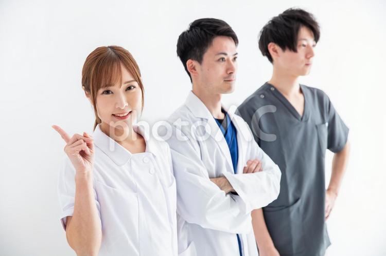 真っ直ぐ前を見つめる医療チーム 医療,医師,看護師の写真素材