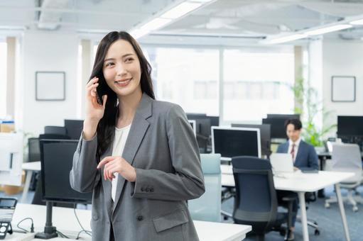 オフィスで仕事をする若いビジネスウーマン オフィスで仕事をする若いビジネスウーマン ビジネス,女性,ビジネスウーマンの写真素材