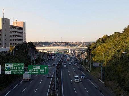 立冬の日の東名横浜青葉IC付近の俯瞰写真 東名高速道路,鶴蒔橋,横浜青葉インターチェンジの写真素材