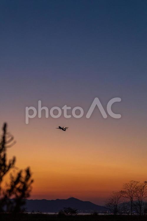 夕暮れ飛行機 日暮れ,暁,シルエットで映すの写真素材