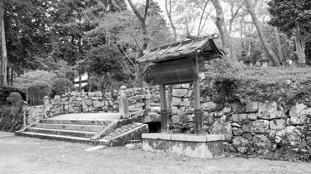 唐院「唐院探題燈籠」へ向かう参道口の石橋 唐院「唐院探題燈籠」へ向かう参道口の石橋 三井寺,唐院探題燈籠,唐院の写真素材