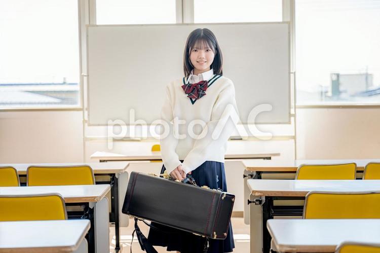 楽器ケースを持つ学生 楽器ケース,吹奏楽,練習前の写真素材