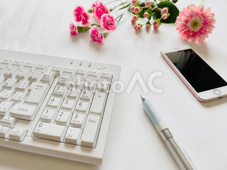 デスク回りの花とキーボード デスク回り,パソコン,キーボードの写真素材