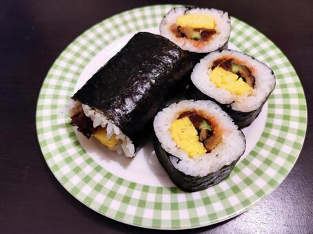 恵方巻きとチェック柄の皿 節分,2月,恵方巻きの写真素材