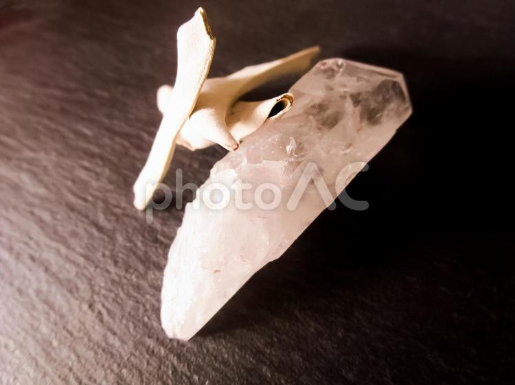 ホワイトセージとクリスタル クリスタル,ホワイトセージ,水晶の写真素材