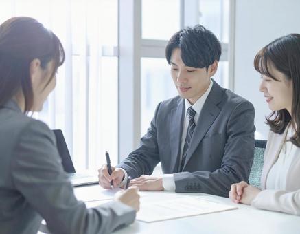 契約する夫婦 契約する夫婦の写真