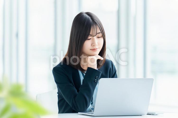 デスクワークをする女性・ビジネスウーマン 女性,パソコン,ビジネスの写真素材