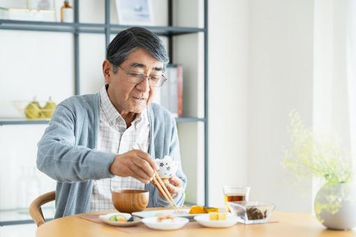 朝食を食べるシニアの男性 朝食を食べるシニアの男性 食事,食べる,シニアの写真素材