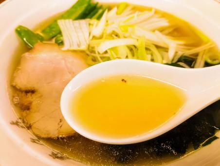 優しいスープ ラーメン,ねぎラーメン,スープの写真素材