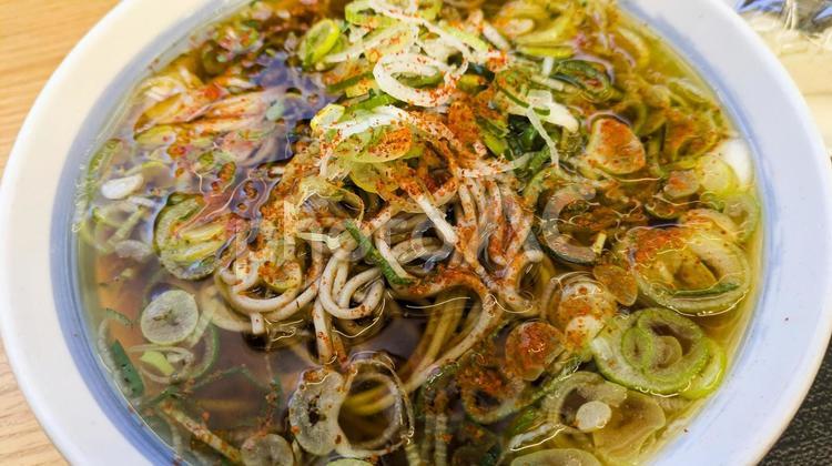 一味をふりかけたネギたっぷりの蕎麦 蕎麦,麺類,料理の写真素材