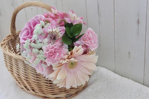 ナチュラルなピンク色のフラワーバスケット 花,フラワーアレンジメント,花束の写真素材