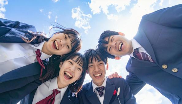 笑顔で元気いっぱいの高校生の写真