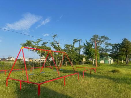 公園のブランコ 公園のブランコ ブランコ,遊具,空の写真素材