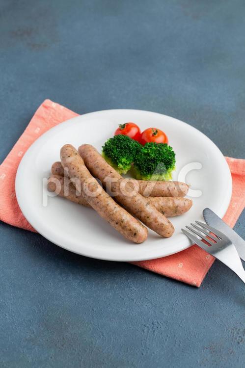 ソーセージと野菜とカトラリー ソーセージ,ウインナー,ドイツ料理の写真素材