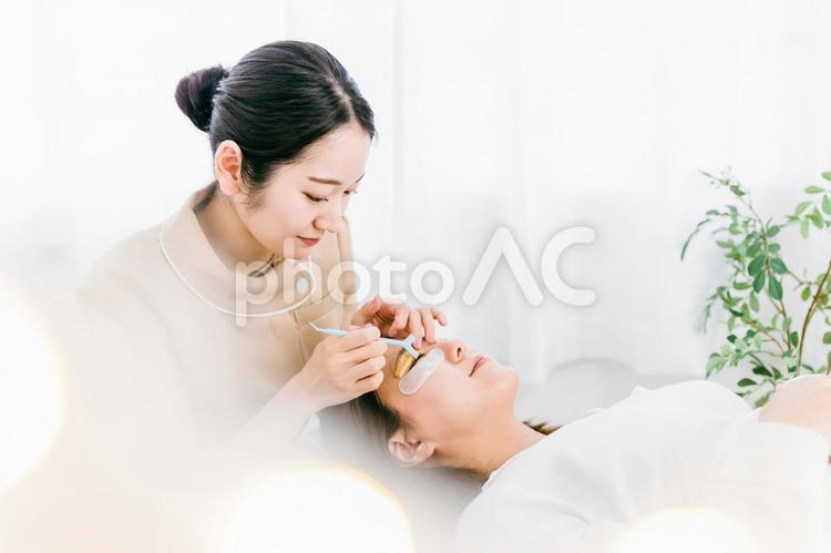 まつ毛パーマをする女性とアイリスト まつ毛,パーマ,アイリストの写真素材