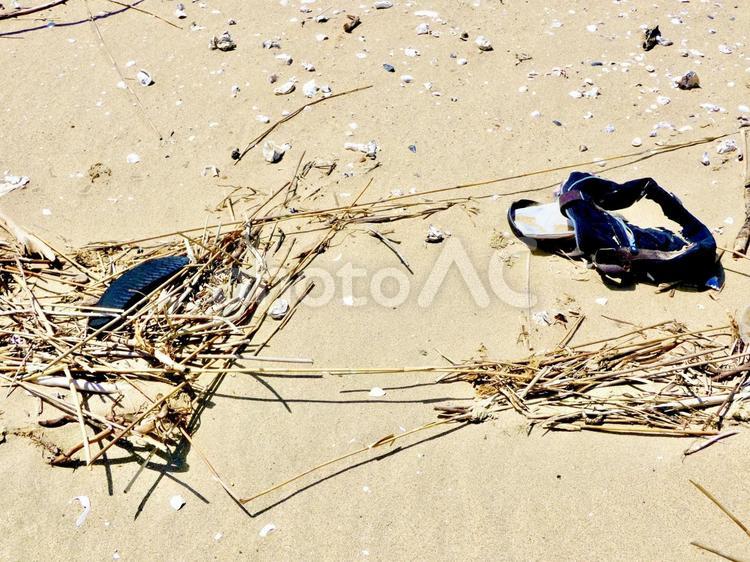海岸に捨てられたゴミ　その２３ ゴミ,ポイ捨て,鞄の写真素材