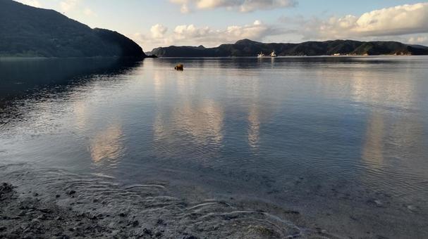 空が映しだされている奄美の海岸3 空が映しだされている奄美の海岸3 奄美,自然,景色の写真素材
