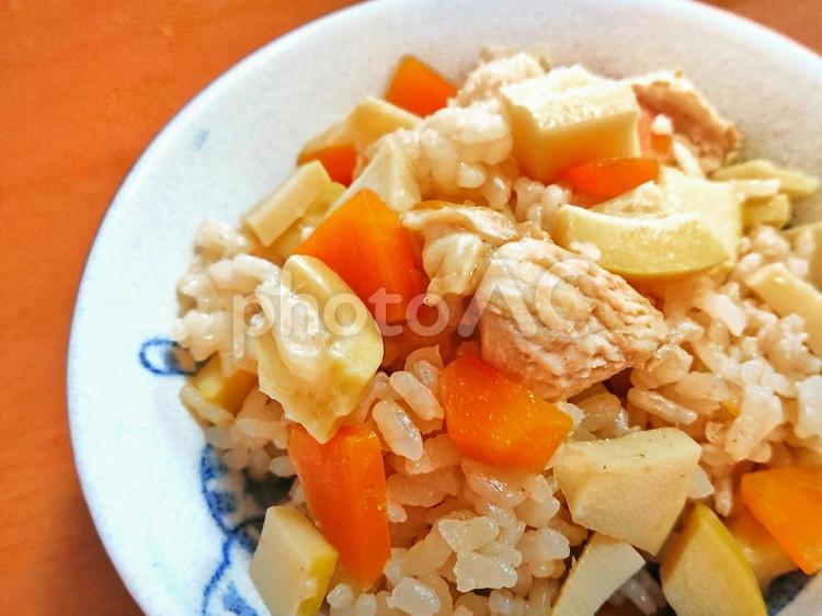 炊き込みごはん 食べ物,ごはん,食事の写真素材