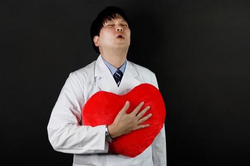 胸を押さえる男性医師 胸を押さえる男性医師 男性,医師,白衣の写真素材
