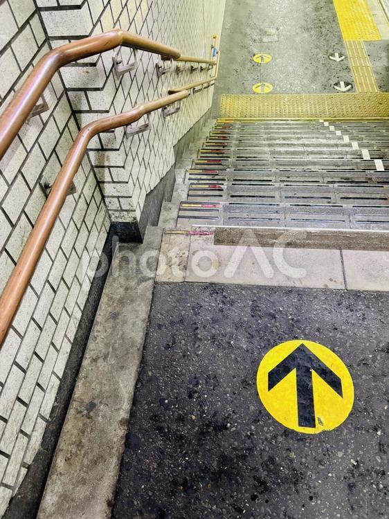 駅の階段 階段,石,雨の写真素材