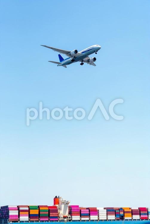 カラフルコンテナと飛行機の風景２ コンテナ,カラフル,飛行機の写真素材