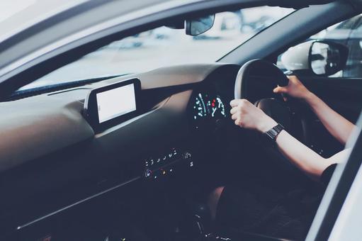 車のハンドルを握る女性の手元 車のハンドルを握る女性の手元 車,女性,手の写真素材