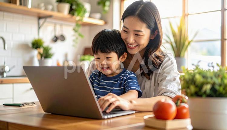 子供を膝に乗せパソコンを操作するお母さん ワンオペ,在宅勤務,コンピュータの写真素材