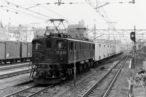 貨物列車をけん引するEF15形 貨物列車をけん引するEF15形の写真