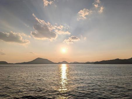 瀬戸内海の夕景 瀬戸内海の夕景 水平線,瀬戸内海,島影の写真素材