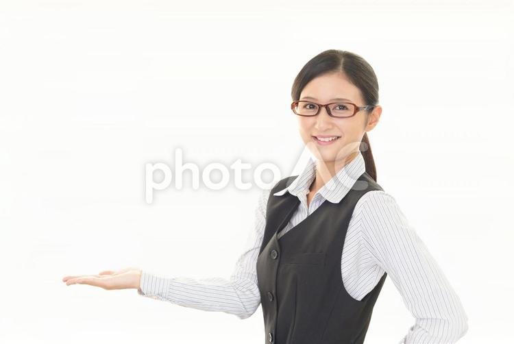 案内するビジネスウーマン 女性,ビジネスウーマン,仕事の写真素材