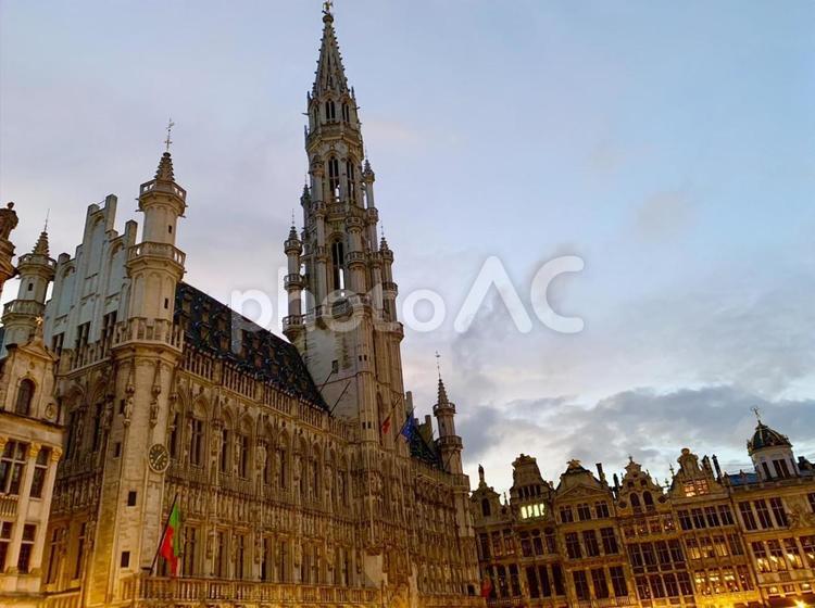 マジックアワーのグランプラス 青空,空,マジックアワーの写真素材