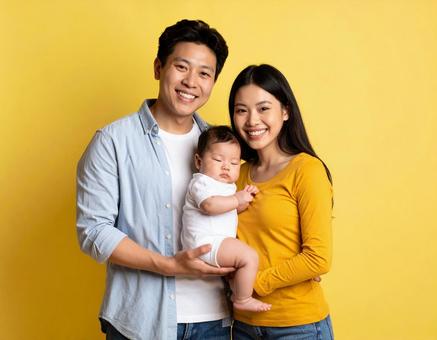 赤ちゃんを抱く幸せそうな夫婦 赤ちゃんを抱く幸せそうな夫婦の写真