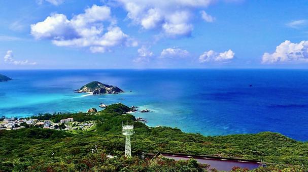 渡嘉敷島照山展望台から見える阿波連ビーチ 渡嘉敷島照山展望台から見える阿波連ビーチの写真