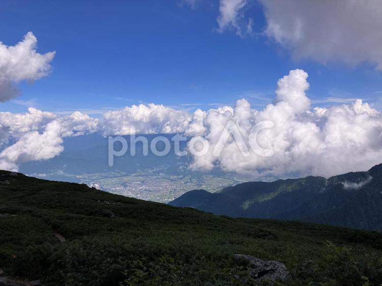 檜尾小屋近くから街が見える 登山,山小屋,自然の写真素材