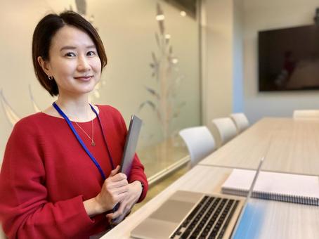 ミーティングで説明をする笑顔の社会人女性 ミーティングで説明をする笑顔の社会人女性 女性,笑顔,オフィスの写真素材