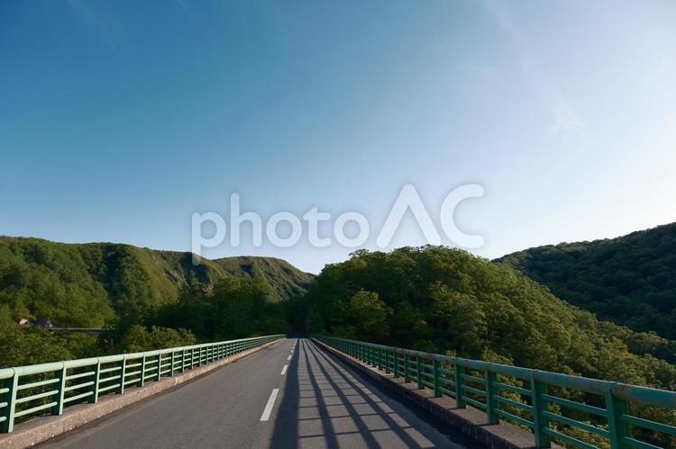 秘境のきれいな山と橋とトンネルの風景　 山,秘境,秋田の写真素材