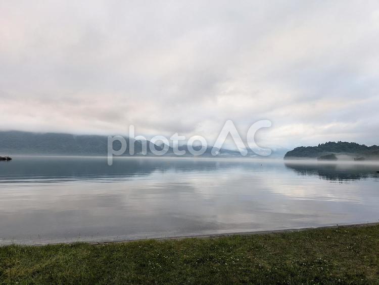 湖のほとり 湖のほとり,湖の畔,湖の写真素材