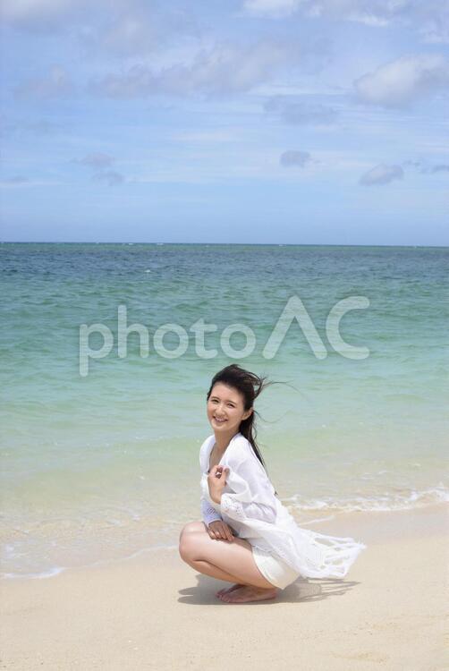 南国沖縄の美しいビーチで寛ぐ女性 女性,女,沖縄の写真素材