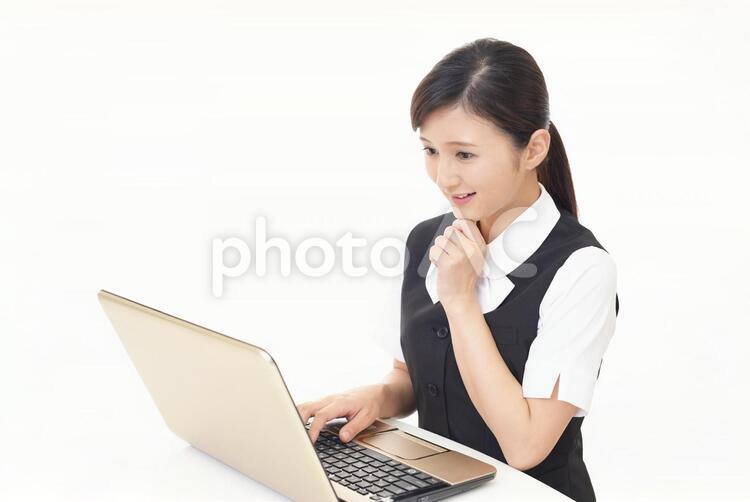 ノートパソコンで仕事中のビジネスウーマン 女性,ビジネスウーマン,女の写真素材