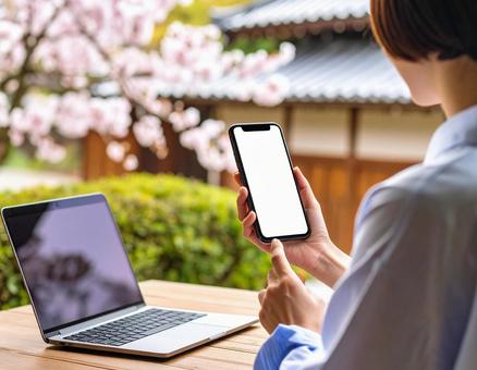 スマホを操作する スマホを操作するの写真