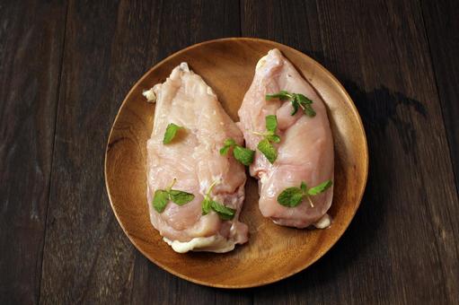 生の鶏胸肉とハーブ 生の鶏胸肉とハーブ 鶏肉,生肉,胸肉の写真素材