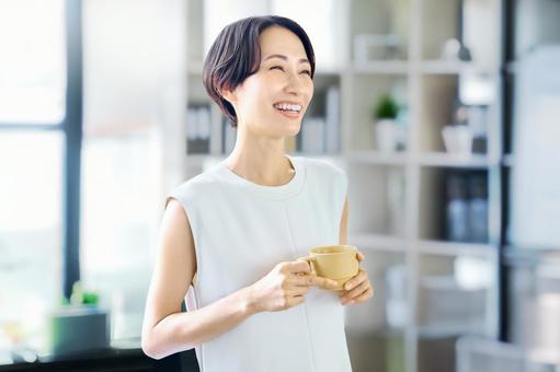 コーヒーを飲む女性 ビジネスシーン コーヒーを飲む女性 ビジネスシーン ビジネスウーマン,飲み物,オフィスの写真素材
